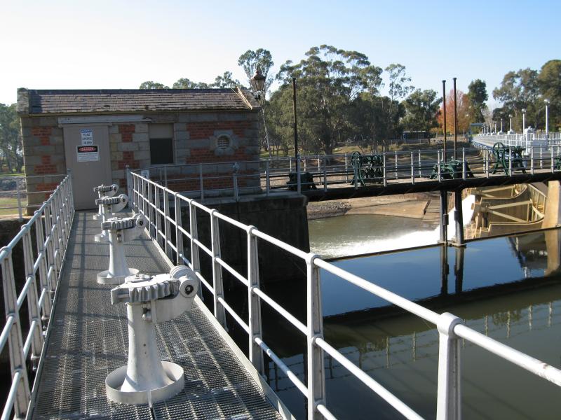Nagambie - Goulburn Weir and Recreation Area: View east along walkaway above smaller weir