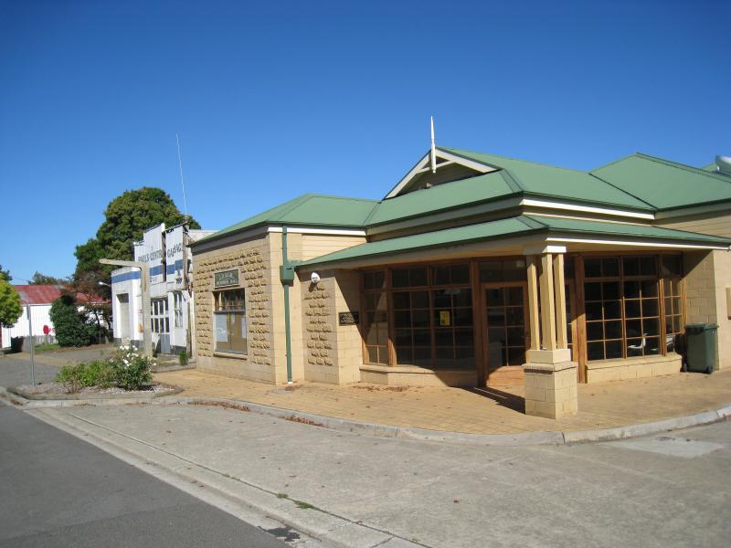 Neerim South - Shops and commercial centre, Main Neerim Road: J.D. Algie Memorial Hall, Main Neerim Rd south of Taraview Ct