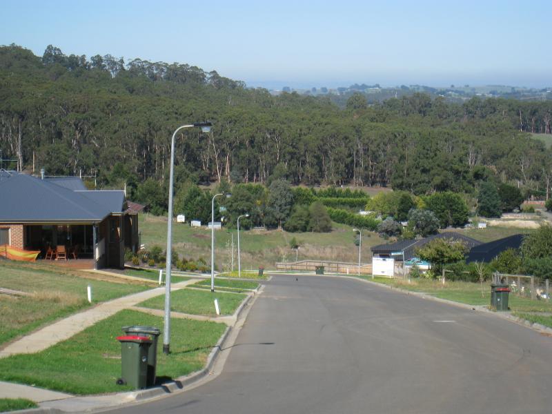 Neerim South - Shirley Road: View south along Shirley Rd towards Benjamin St