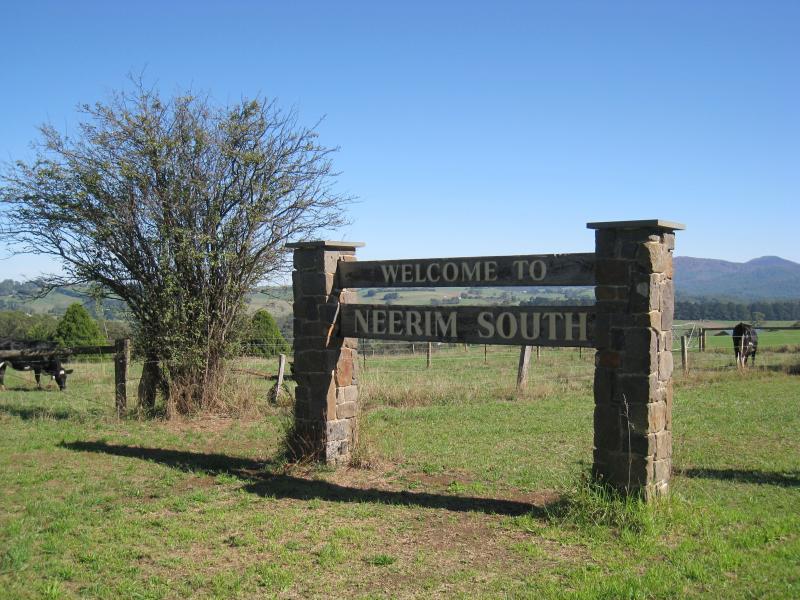 Neerim South - Main Neerim Road, southern side of town: Welcome to Neerim South town sign, south of Jindivick Rd