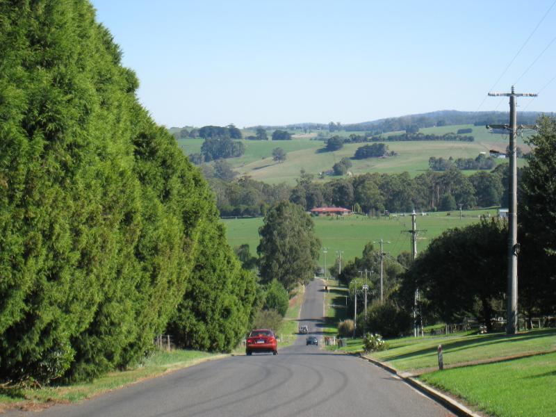 Neerim South - Jindivick Road: View west along Jindivick Rd at Main Neerim Rd