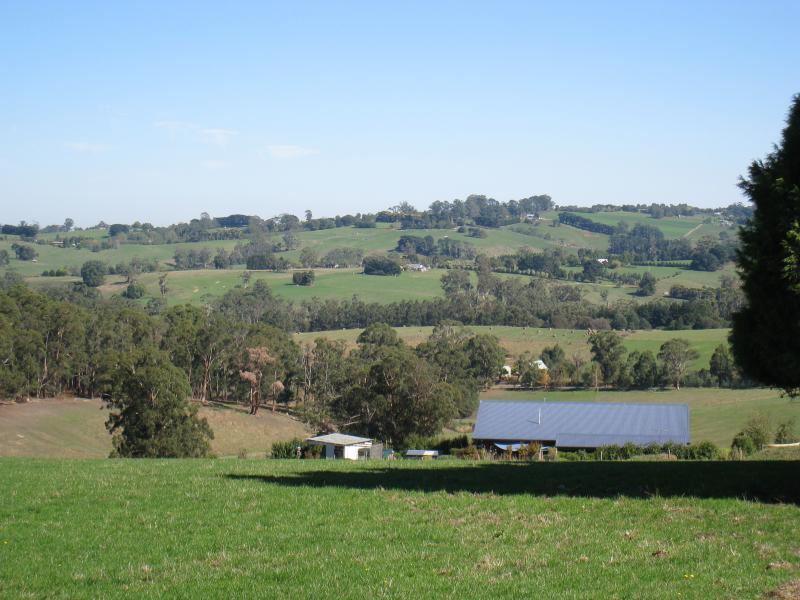 Neerim South - Jindivick Road: South-westerly view, Jindivick Rd at Main Neerim Rd