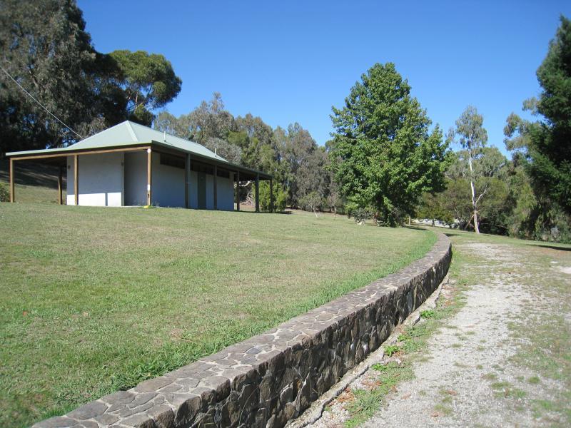 Neerim South - Tarago Reservoir Park: Toilets at picnic area
