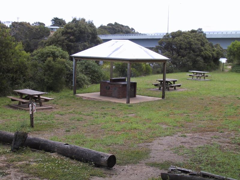 Nelson - Nelson town centre and Glenelg River: BBQ and picnic area off Leake St near bridge