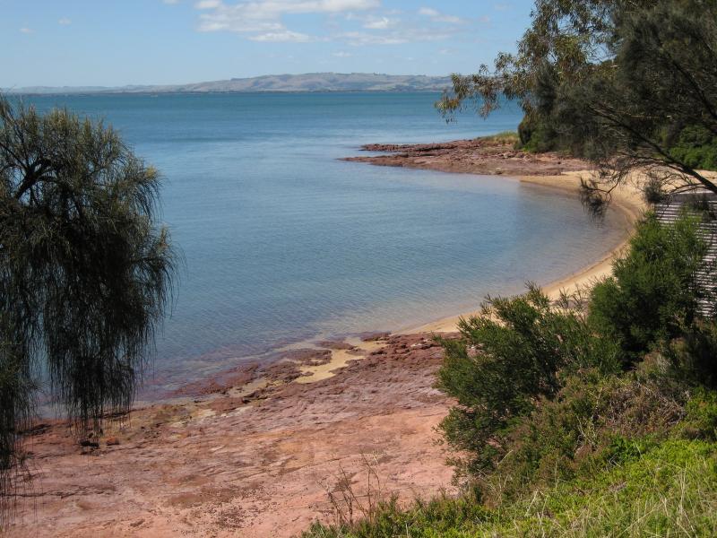 Newhaven - Coastline along Forrest Avenue: View east along beach west of School Av