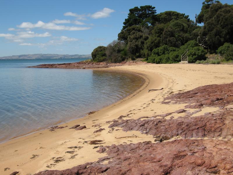Newhaven - Coastline along Forrest Avenue: View east along beach west of School Av