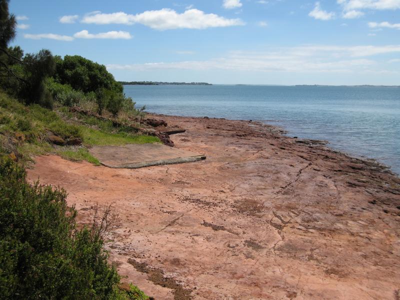 Newhaven - Coastline along Forrest Avenue: View west along coast at beach west of School Av