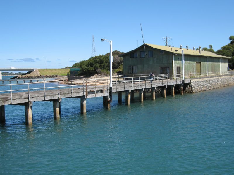 Newhaven - Newhaven Jetty at Woody Point: Shed at entrance to jetty