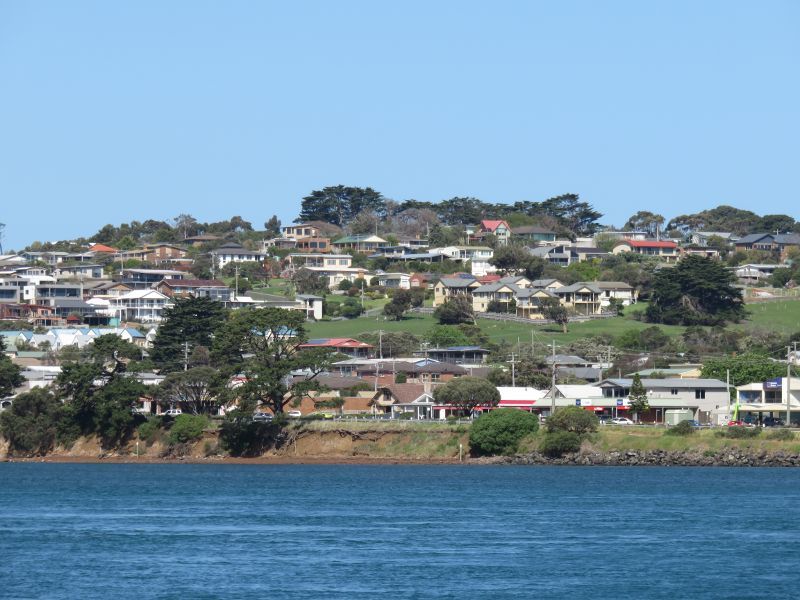 Newhaven - Newhaven Jetty at Woody Point: View towards San Remo from jetty