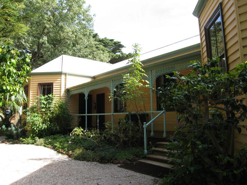 Newhaven - Churchill Island: Front of Amess House