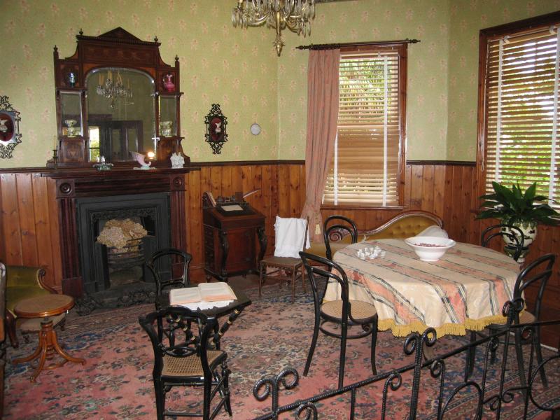 Newhaven - Churchill Island: Drawing room, Amess House