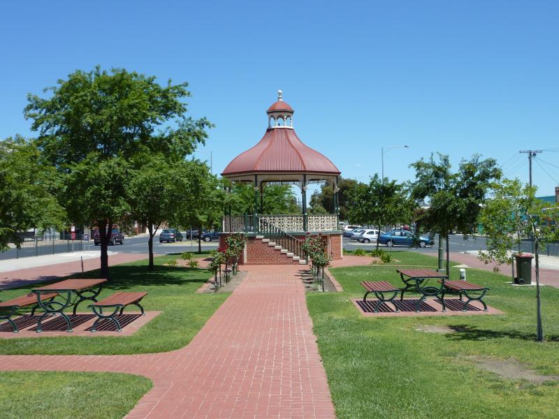 Nhill - Shops and commercial centre, Victoria Street and Nelson Street: View south-west through gardens in centre of Victoria St towards rotunda