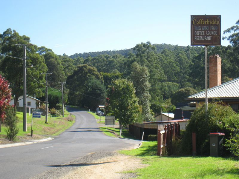 Noojee - Town centre, Bennett Street and Henty Street: View west along Mt Baw Baw Rd towards Henty St