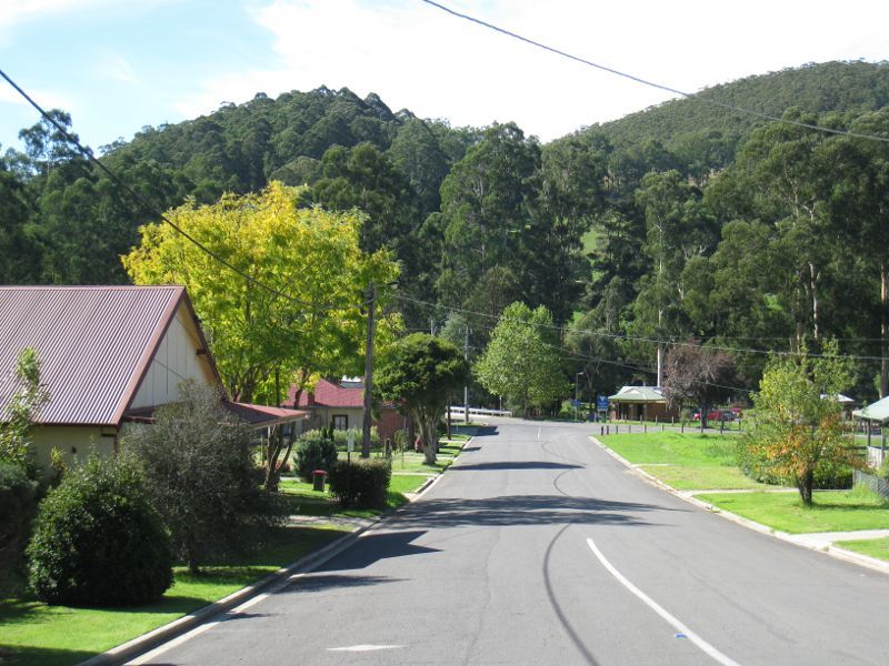 Noojee - Town centre, Bennett Street and Henty Street: View north-east along Henty St