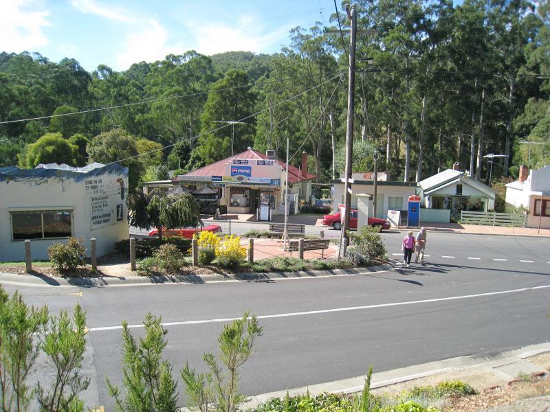 Noojee - Town centre, Bennett Street and Henty Street: Mt Baw Baw Rd at Bennett St junction