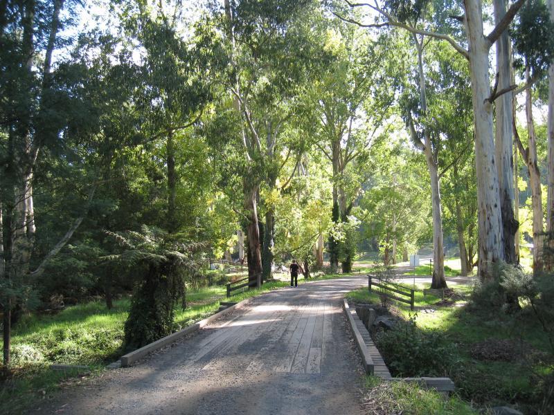 Noojee - Parkland along La Trobe River, McCarthy Spur Road: View west along McCarthy Spur Rd at bridge over Loch River