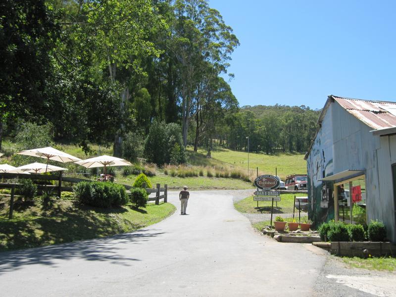 Noojee - Loch Valley Road: Driveway entrance to Outpost Retreat