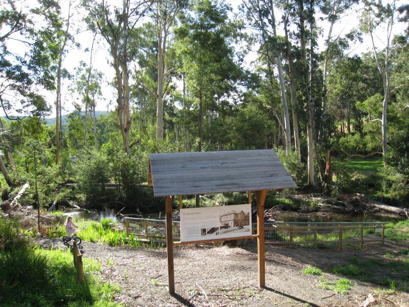 Noojee - Noojee Hotel and surroundings, Mount Baw Baw Road: Pathway along La Trobe River at rear of hotel