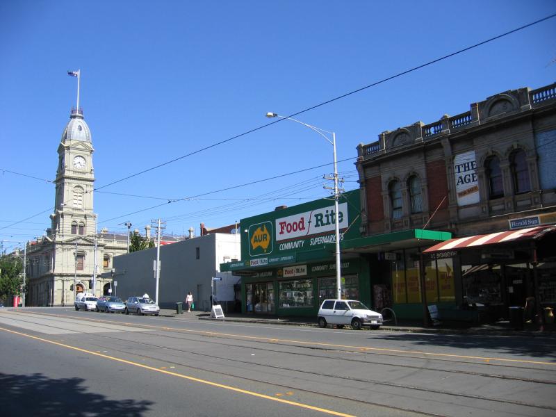 North Melbourne - Queensberry Street area: View east along Queensberry St towards Errol St