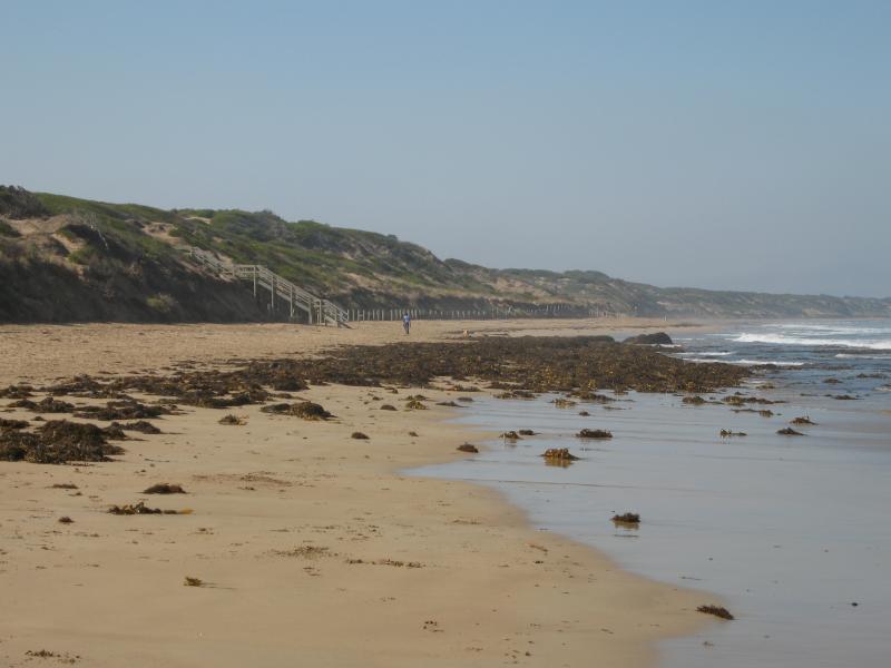 Ocean Grove - Smiths Beach: View west along beach at end of Hodgson St