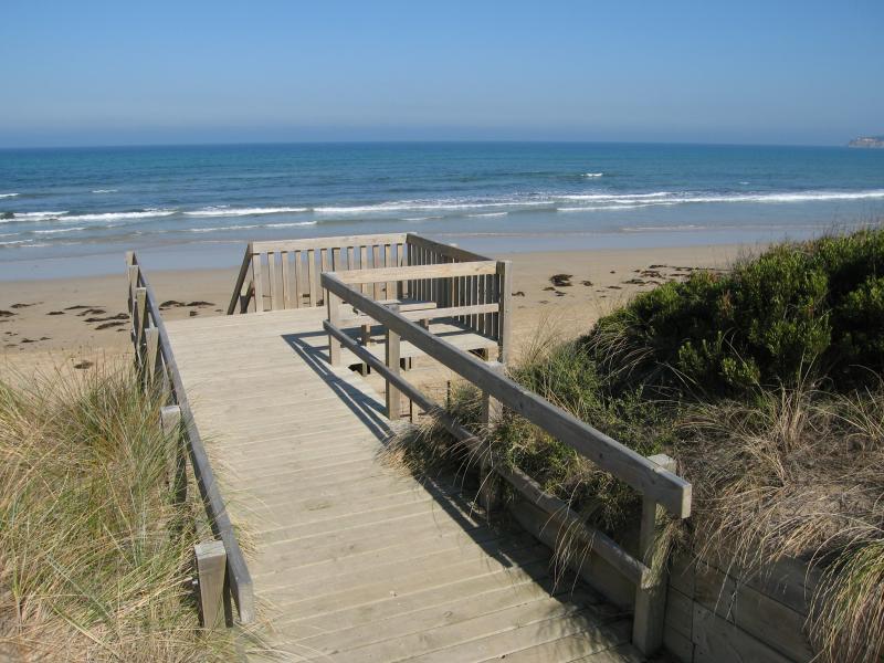 Ocean Grove - Surf Beach along Surf Beach Road and at Ocean Grove Surf Life Saving Club (SLSC): Steps down to beach near end of Presidents Av