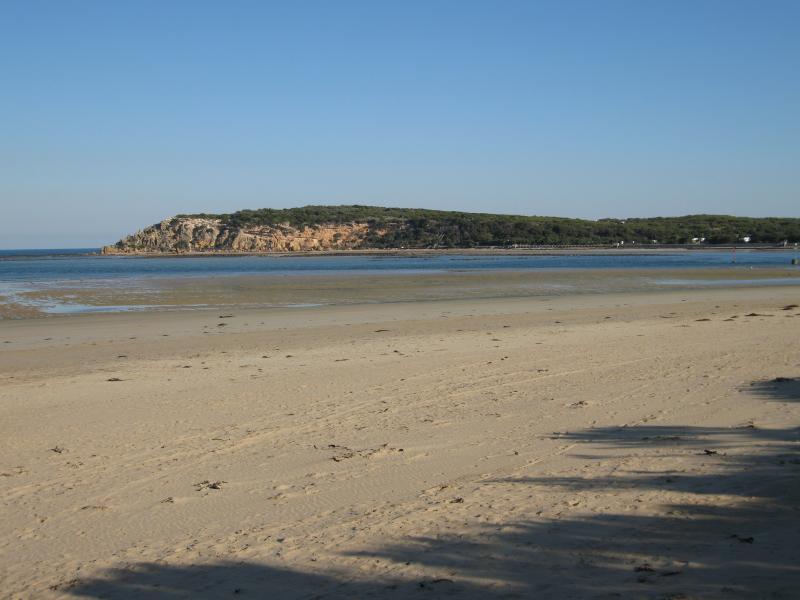 Ocean Grove - Coastline along Ingamells Bay: Beach at 20W access marker, view south towards The Bluff