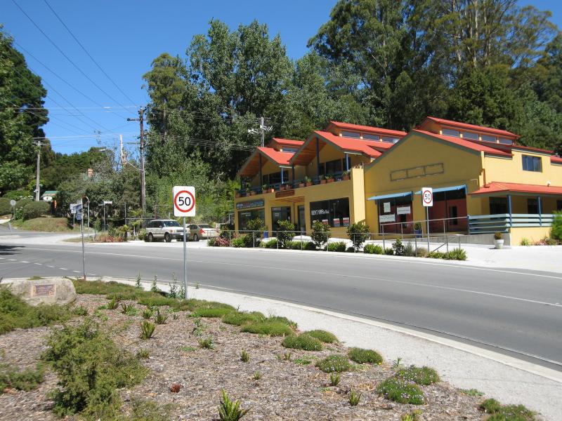 Olinda - Commercial centre and shops, Mt Dandenong Tourist Road at Monbulk Road: Corner of Mt Dandenong Tourist Rd and Range Rd