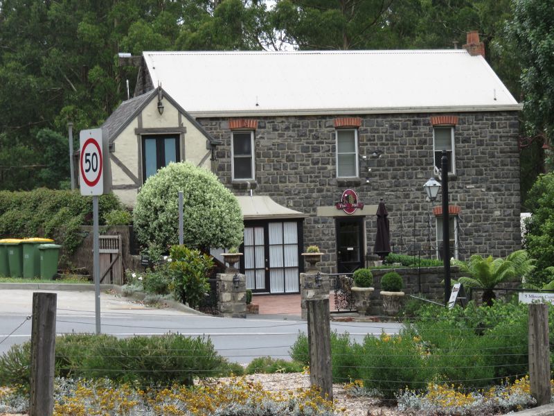 Olinda - Commercial centre and shops, Mt Dandenong Tourist Road at Monbulk Road - Loft In the Mill B&B, corner Mt Dandenong Tourist Rd and Harold St