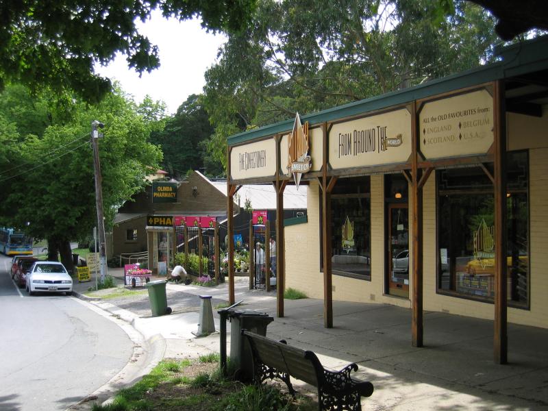 Olinda - Commercial centre and shops, Mt Dandenong Tourist Road at Monbulk Road: View north along Monash Av at Mt Dandenong Tourist Rd