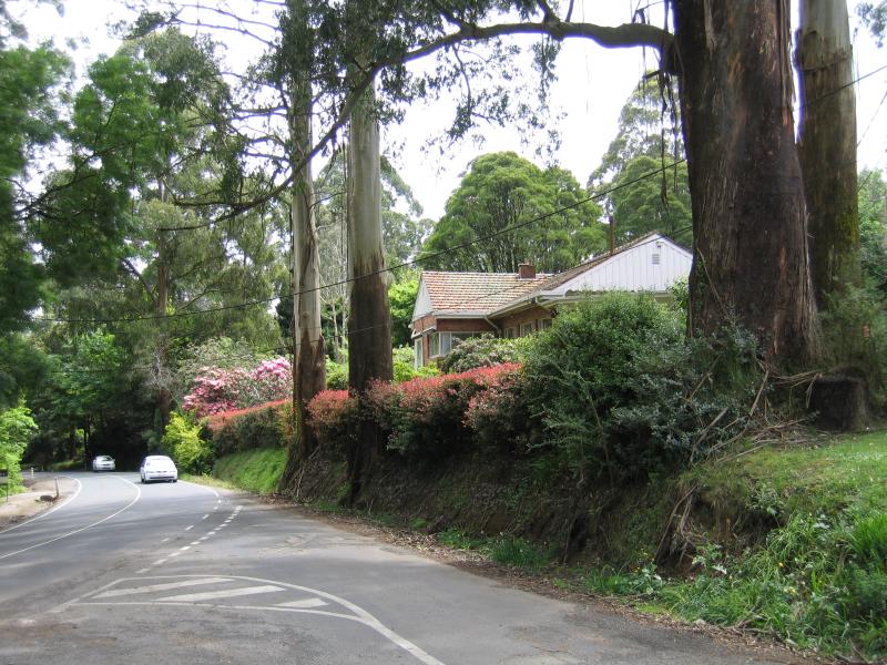 Olinda - Commercial centre and shops, Mt Dandenong Tourist Road at Monbulk Road: View north along Mt Dandenong Tourist Rd at Parsons La