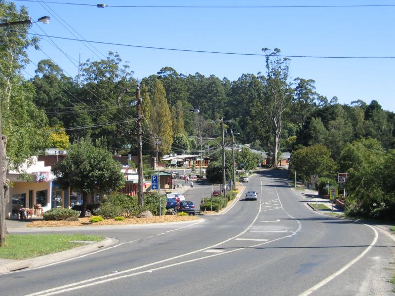 Olinda - Commercial centre and shops, Mt Dandenong Tourist Road at Ridge Road: View north along Mt Dandenong Tourist Rd towards Basin-Olinda Rd