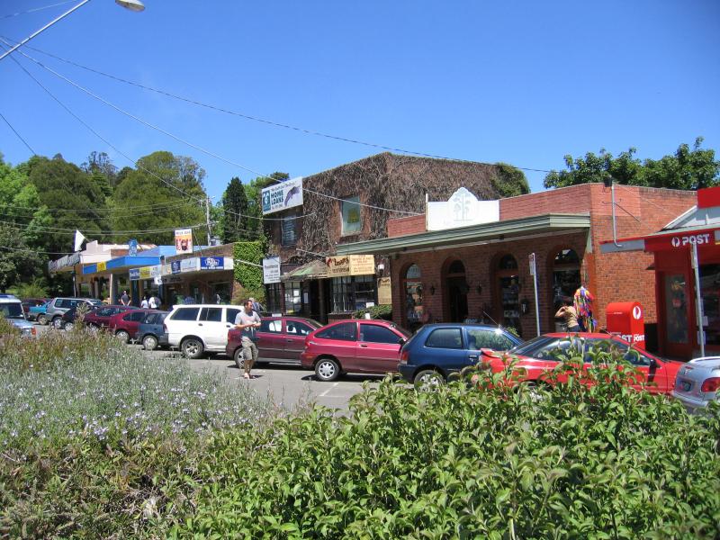 Olinda - Commercial centre and shops, Mt Dandenong Tourist Road at Ridge Road: Shops, view south along service road