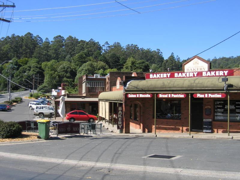 Olinda - Commercial centre and shops, Mt Dandenong Tourist Road at Ridge Road: View south along service road at Ridge Rd