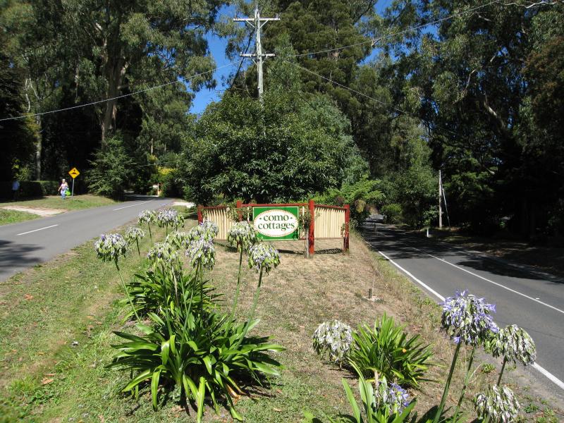 Olinda - Around Olinda: View south along Mt Dandenong Tourist Rd and Monash Av at northern junction
