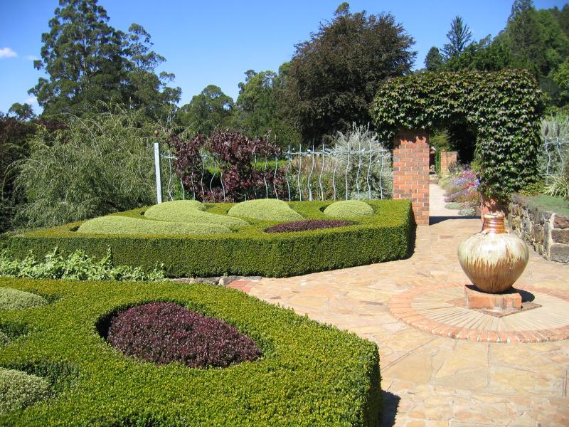 Olinda - Cloudehill Gardens, Monbulk Road: Hedges