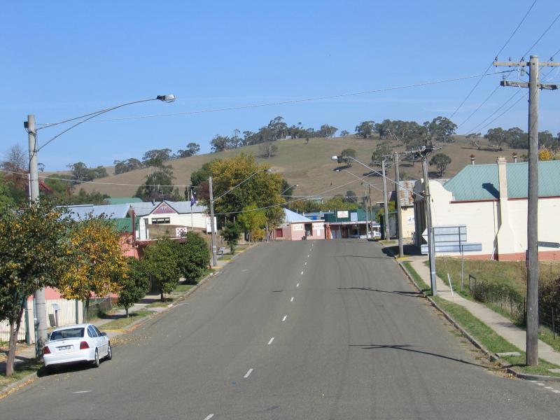 Omeo - Commercial centre and shops - View south along Day Av at Old Omeo Hwy