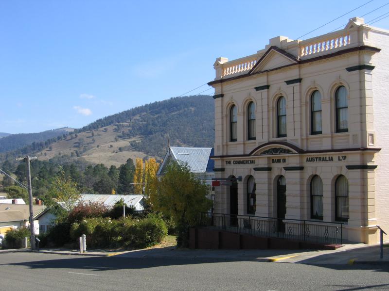 Omeo - Commercial centre and shops - View south along Bay Av towards Botany St
