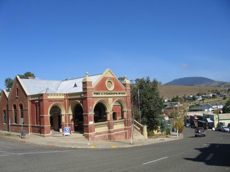 Omeo - Commercial centre and shops - Omeo Post Office, view south along Day Av at Botany St