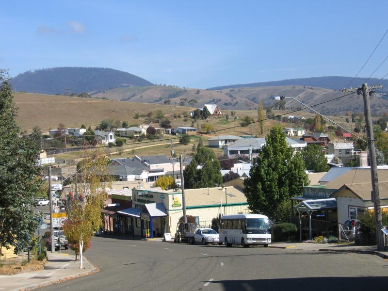 Omeo - Commercial centre and shops - View south along Day Av at Botany St