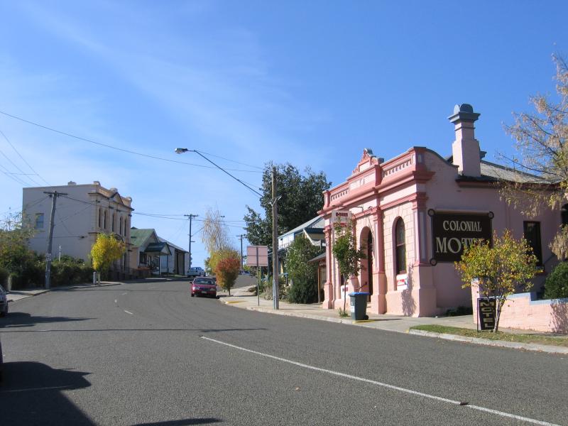 Omeo - Commercial centre and shops - View north along Day Av between Botany St and Short St