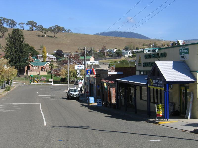Omeo - Commercial centre and shops - View south along Day Av between Botany St and Short St