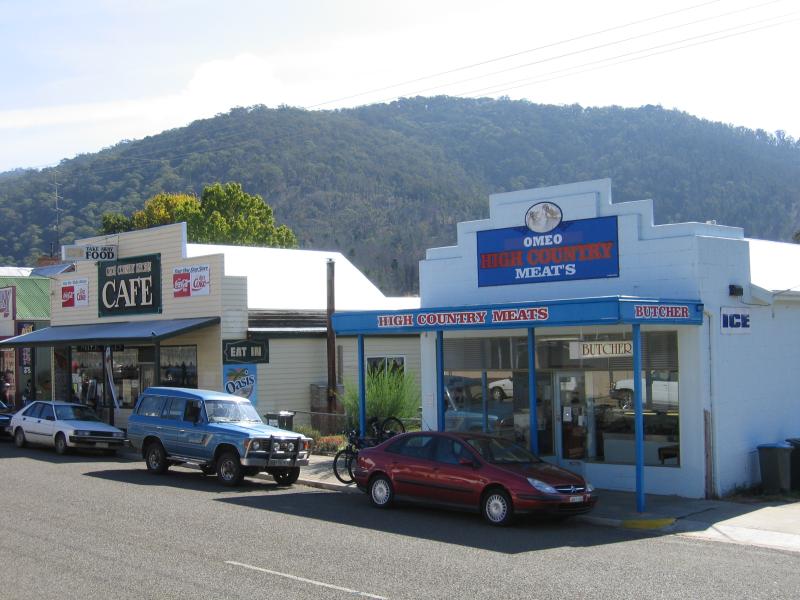 Omeo - Commercial centre and shops - View west along Day Av between Short St and Creek St