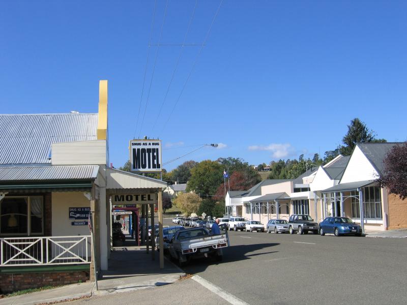 Omeo - Commercial centre and shops - View east along Day Av at Creek St