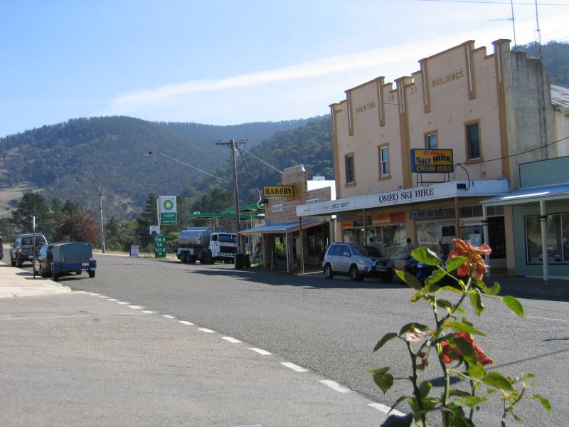 Omeo - Commercial centre and shops - View west along Day Av at Tongio St