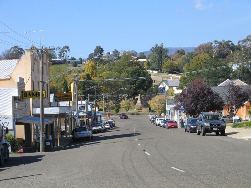 Omeo - Commercial centre and shops - View east along Day Av towards Tongio St