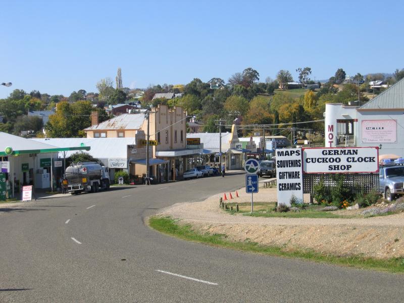 Omeo - Commercial centre and shops - View east along Day Av, west of Tongio St