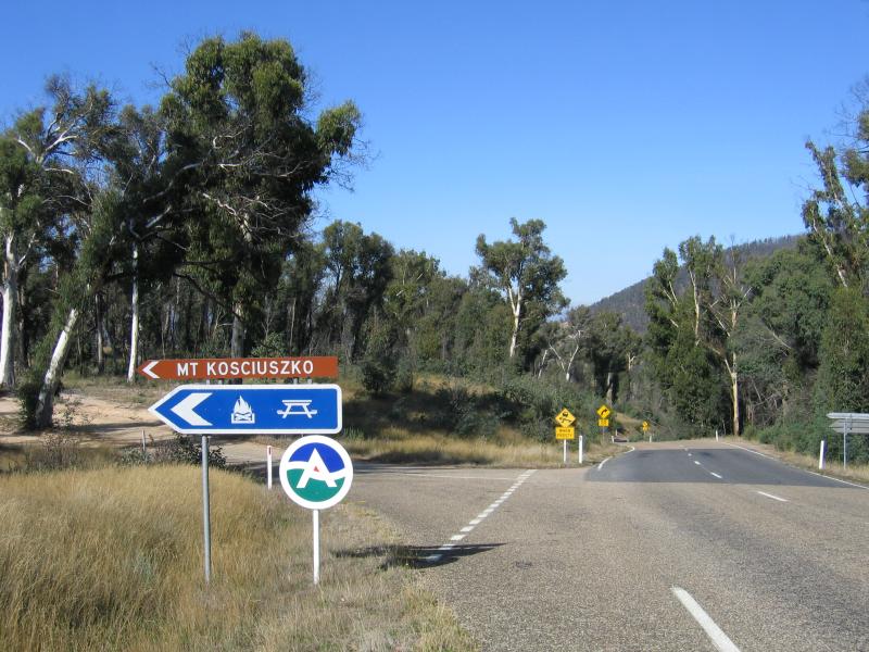 Omeo - Kosciusko Lookout, Great Alpine Road west of Omeo - Turn-off for lookout