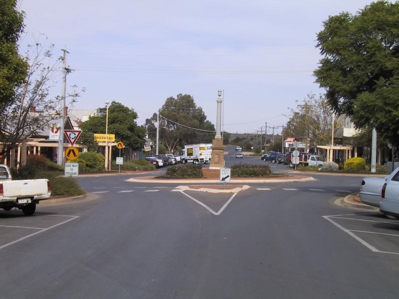 Ouyen - Commercial centre and shops: View south along Oke St towards Pickering St