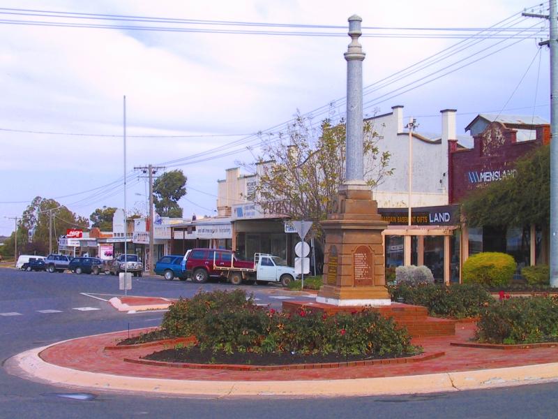 Ouyen - Commercial centre and shops: View south along Oke St at Pickering St