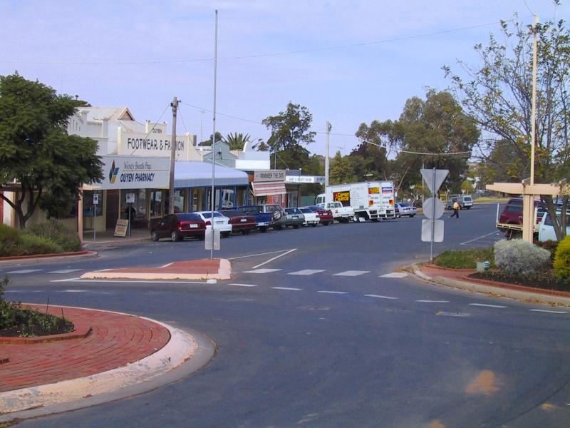 Ouyen - Commercial centre and shops: View south along Oke St at Pickering St